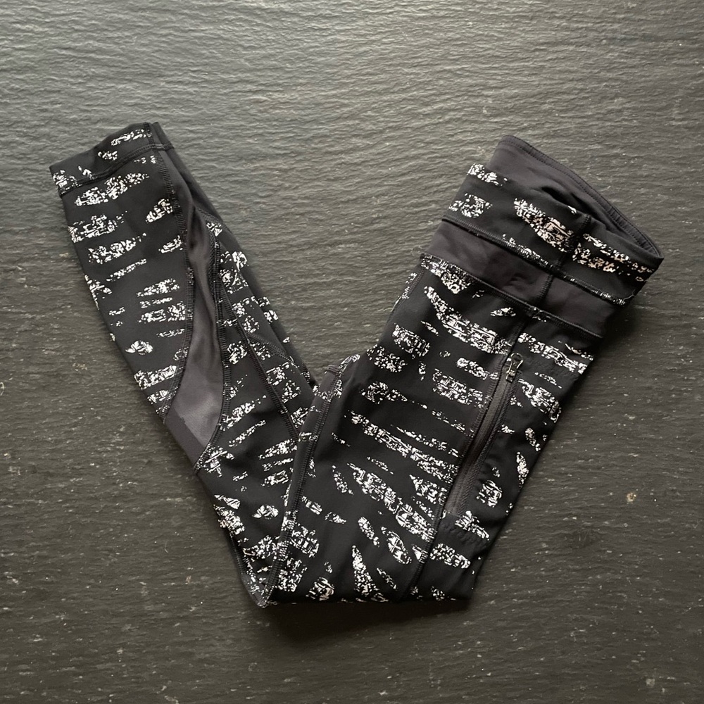 Lululemon]  Black White Mesh panels Zipped pockets Printed Leggings pant